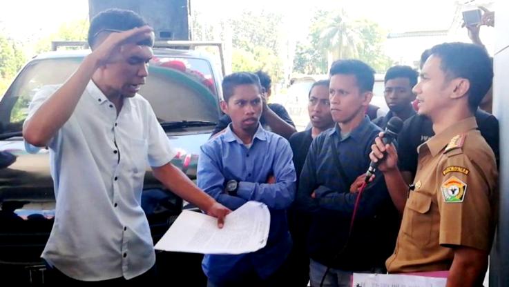 Massa GPMI berunjuk rasa di kantor Dinas ESDM Sultra, Selasa (28/8/2018). (Foto: Wayan Sukanta/SULTRAKINI.COM)