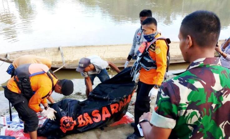 Korban hanyut saat dievakuasi tim Rescue SAR Kendari, Rabu (29/8/2018). (Foto: SAR/SULTRAKINI.COM)