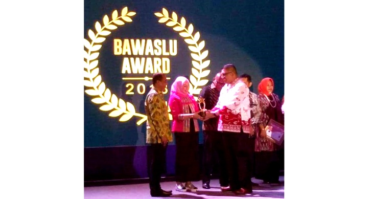 Frida Vivi Oktavia mewakili Panwas Kota Baubau saat menerima Bawaslu Award di Jakarta. (Foto: dok.Pribadi Frida)