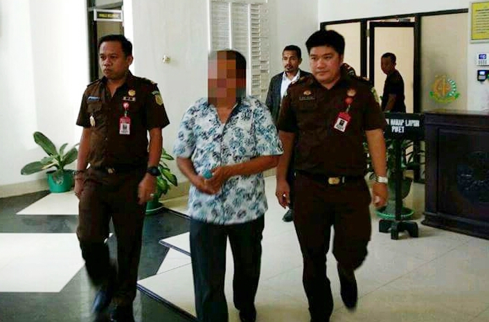 Mantan KasatPol PP Syam Barli, saat menjalani proses pemeriksaan di Kejari Konawe beberapa waktu lalu. (Foto: Istimewa)