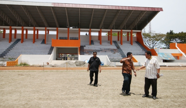 Komisi I DPRD Kolaka meninjau kesiapan sarana dan prasarana Porprov XIII di Stadion Gelora Kolaka, Kamis (20/9/2018). (Foto: Mirwan/SULTRAKINI.COM)
