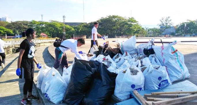 World Clean Up Day di pelataran Tugu Religi Sultra, Sabtu (15/9/2018). (Foto: Rifin/SULTRAKINI.COM)