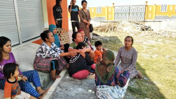Keluarga korban menangis histeris di Kantor Pos Basarnas Wakatobi setelah mengetahui keluarga yang menjadi penumpang KM Fungka Permata V meninggal, Sabtu (15/9/2018). (Foto: Amran Mustar Ode/SULTRAKINI.COM)