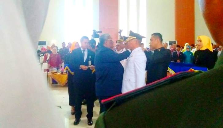 Gubernur Sultra, Ali Mazi menyematkan tanda pangkat kepada Bupati Konawe, Kery Saiful Konggoasa di Aula Bahteramas, Kantor Gubernur Sultra, Senin (24/9/2018). (Foto: Mas Jaya/SULTRAKINI.COM)