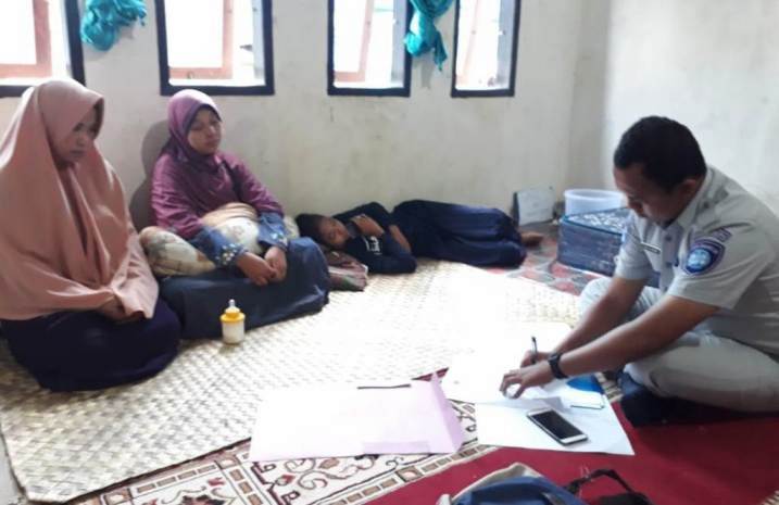 Penyerahan santunan oleh Jasa Raharja Cabang Sultra kepada istri korban di kediamannya, Desa Langgea, Kecamatan Ranomeeto, Kabupaten Konsel. (Foto: Istimewa).