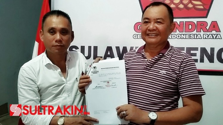 Imran bersama Sekretaris Timses pemenangan Prabowo Sandiaga Sultra saat memegang SK-nya (Foto: Ifal Chandra/SULTRAKINI.COM)