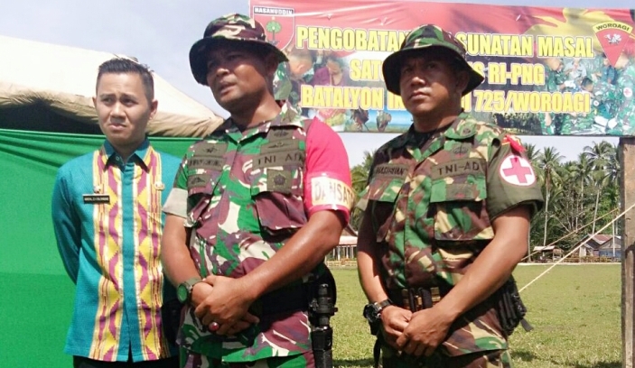 Danyon 725 Woroagi, Letkol Inf Hendri Ginting (tengah). (Foto Istimewa).