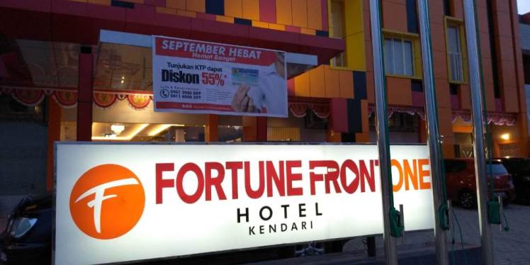 Promo September Hebat dipasang di depan Fortune Frontone Hotel Kendari. (Foto: Rifin/SULTRAKINI.COM)