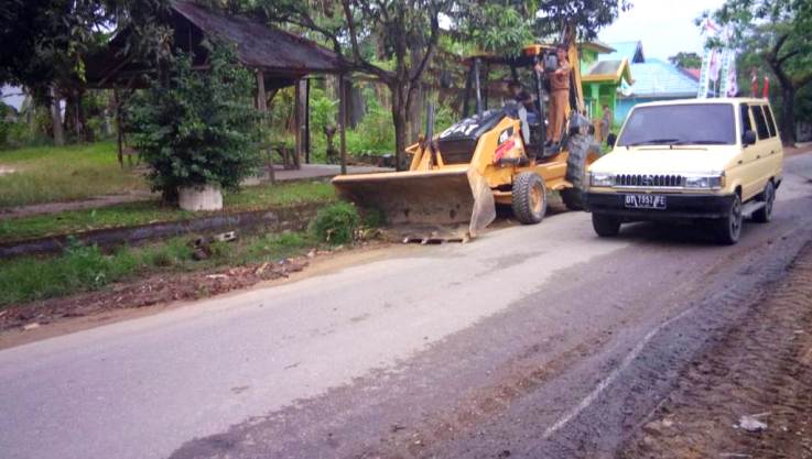 Pelaksana Tugas Kepala Dinas PUPR Kota Kendari, Mahmud Buburanda memantau pembersihan saluran drainase di Jalan Abunawas. (Foto: Hasrul Tamrin/SULTRAKINI.COM)