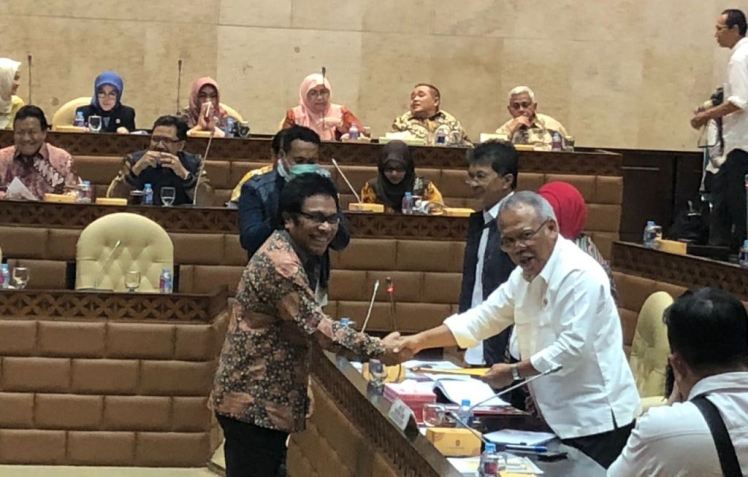 Anggota DPR RI Ir Ridwan Bae anggota Komisi V DPR RI bersama Menteri PUPR Basuki Hadimuljono dalam Rapat Kerja di ruang komisi V DPR RI, Kamis (6/9/2018). (Foto: Istimewa).