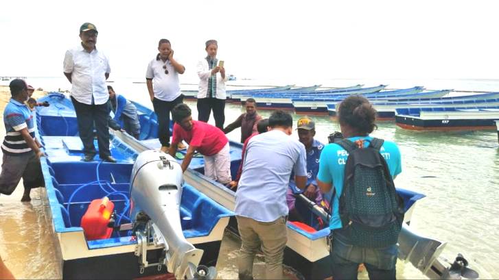 Bantuan kapal tangkap ikan bodi batang bagi nelayan Wakatobi. (Foto: Amran Mustar Ode/SULTRAKINI.COM)