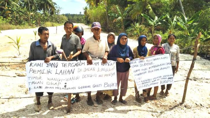 Warga pemilik tanah di Jalan Lingkar Timur Kecamatan Wangi-wangi, Kabupaten Wakatobi kembali blokir jalan, Rabu (12/9/2018). (Foto: Amran Mustar Ode/SULTRAKINI.COM)