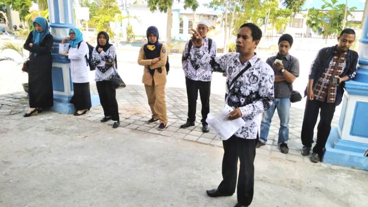 Aksi guru di Wakatobi tuntut Kepala Dikbud Wakatobi, Nur Saleh mundur dari jabatannya, Rabu (12/9/2018). (Foto: Amran Mistar Ode/SULTRAKINI.COM)