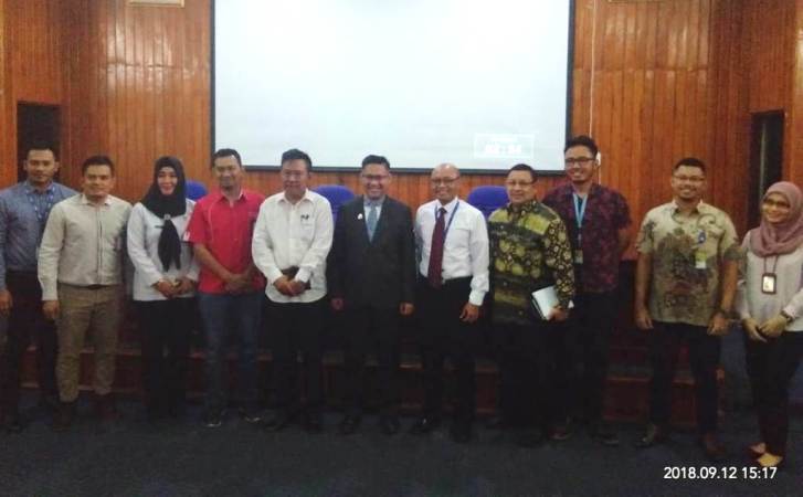 Foto bersama Pemerintah Kota Kendari, Direktur BI Sultra, Pertamina, Telkomsel, dan BRI usai rapat bersama tentang rencana penyaluran BBM bersubsidi jenis solar berbasis elektronik, Rabu (12/9/2018). (Foto: Hasrul Tamrin/SULTRAKINI.COM)