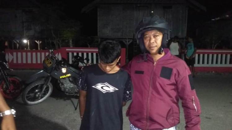 Terduga penghina Presiden RI Joko Widodo (Baju Hitam) saat diamankan polisi. (Foto: Polres Baubau/SULTRAKINI.COM)