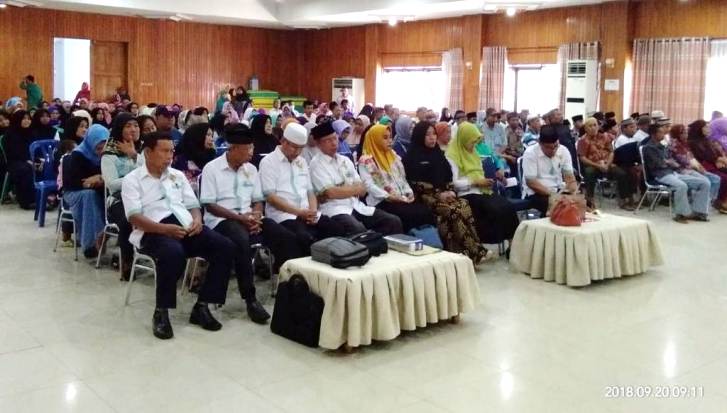 Penyaluran zakat secara simbolis di Aula Bertaqwa Kantor Wali Kota Kendari, Kamis (20/9/2018). (Foto: Hasrul Tamrin/SULTRAKINI.COM)
