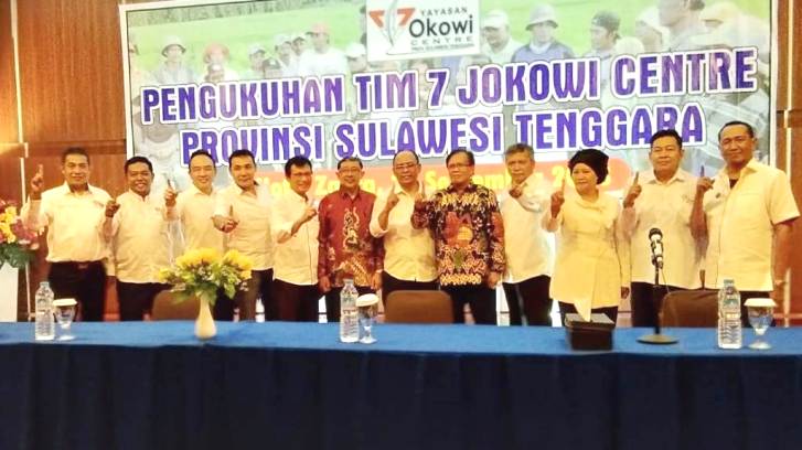 Pengukuhan Tim 7 Jokowi Center Sultra di salah satu hotel di Kota Kendari, Minggu (23/9/2018). (Foto: La Ismeid/SULTRAKINI.COM)