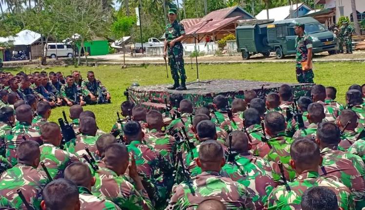 Komandan Korem (Danrem) 143 Halu Oleo, Kolonel Arm H. Dedi Nurhadiman saat menutup latihan Satgas Pamtas RI-PNG (Foto: Kapenrem Korem 143 Haluoleo)