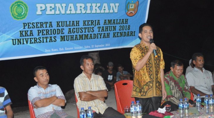 Rektor UMK, Muhammad Nur berikan sambutan sekaligus menarik mahasiswa KKA di Desa Namu, Kabupaten Konawe Selatan, Sabtu (22/9/218). (Foto: UMK)