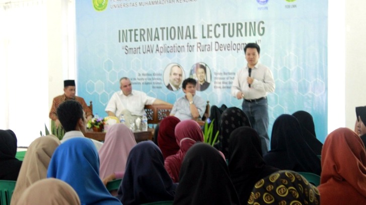 Ronny Hartanto saat membawakan materi di International Lecturing di Gedung Islamic Centre UMK. (Foto: UMK)