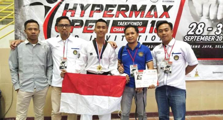 Dimas Pratama Joyo Nugroho, bersama tim official KTTC Sultra usai turun dari podium menerima medali emas di Hypermax International Tournament Malaysia. (Foto: istimewa)