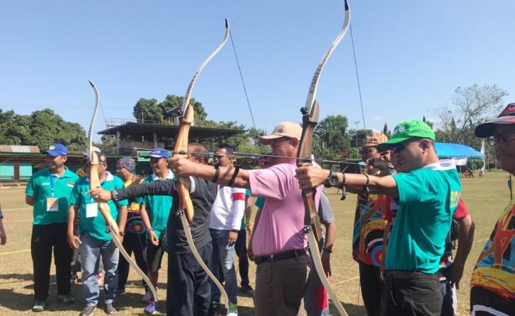 Pembukaan Lomba Panahan Pomalaa Archery Cup 2018 di lapangan sepak bola kompleks perumahan Antam Pomalaa, Sabtu (29/9/2018). (Foto: Mirwan/SULTRAKINI.COM)