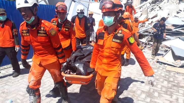 Operasi pencarian korban di Kota Palu, Sulawesi Tengah oleh Tim Basarnas Kendari, Minggu (30/9/2018). (Foto: Basarnas Kendari)