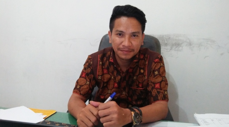 Komisioner KPU Kabupaten Buton, Hikarni Ali. (Foto: Dok. SULTRAKINI.COM)