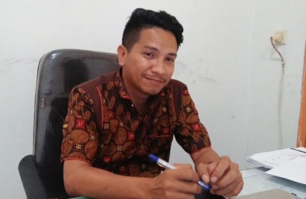 Komisioner KPU Kabupaten Buton Divisi Teknis dan Partisipasi Masyarakat, Hikarni Ali. (Foto: La Ode Ali/SULTRAKINI.COM)