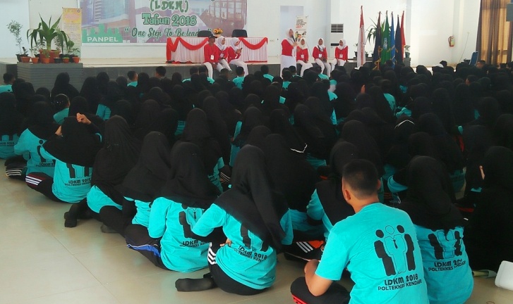Ratusan mahasiswa Poltekes Kendari menggandeng TNI dalam pelaksanaan LDKM di Auditorium kampus kesehatan mulai 7-9 September 2018. (Foto: M. Yusuf/SULTRAKINI.COM)