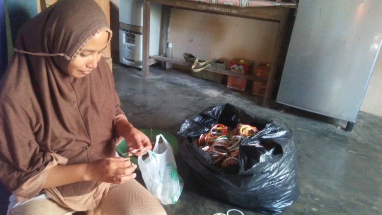 Ibu Dwi Istanti, sang penyulap sampah menjadi sebuah karya bernilai ekonomis. (Foto: La Ode Ali/SULTRAKINI.COM).