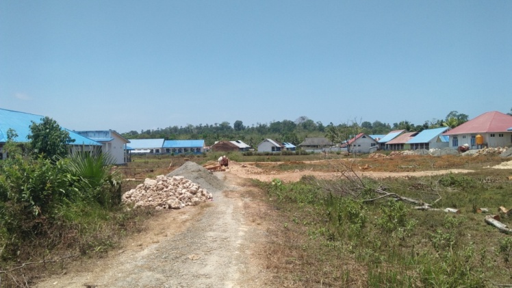 Nampak lokasi pembanguna pasar di Desa Ambuau Indah yang ditolak warga setempat karena dianggap dapat mengganggu aktifitas anak sekolah dan warga sekitar, Sabtu (22/9/2018) (Foto: La Ode Ali/SULTRAKINI.COM)