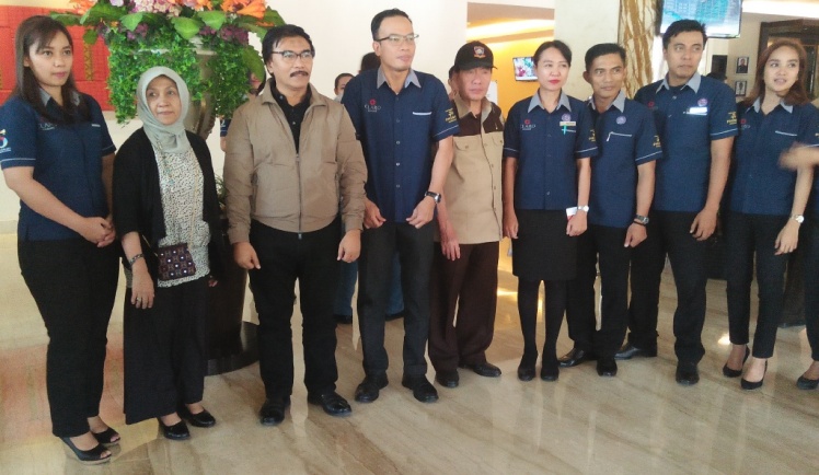 Manajemen Grand Clarion Hotel Kendari sambut kedatangan Adhyaksa Dault, Selasa (25/9/2018).