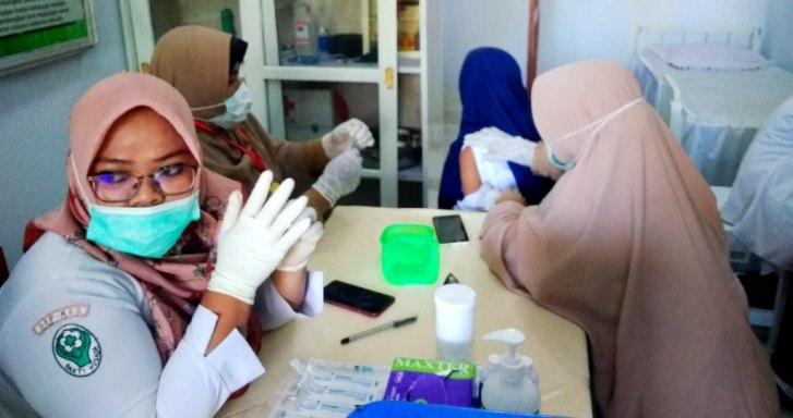 Pemberian vaksin di SMPN 15 Kendari beberapa waktu. (Foto: Hasrul Tamrin/SULTRAKINI.COM)