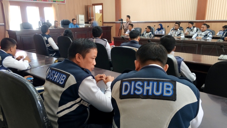 Tenaga sukarela bidang operasional Dinas Perhubungan Kabupaten Kolaka mengadu ke DPRD terkait honor, Senin (17/9/2018). (Foto: Mirwan//SULTRAKINI.COM)