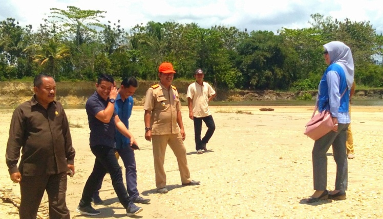Camat Konawe, Arif Lahasa (topi Jingga) saat menemani anggota DPRD Konawe meninjau lokasi tambang pasir bantara sungai Konaweha. (Foto: Mas Jaya/SULTRAKINI.COM)