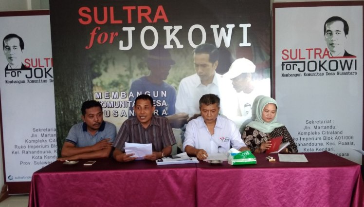 Tim 7 Jokowi Center saat konferensi pers rencana pengukuhan di Sultra. (Foto : Hasrul Tamrin/SULTRAKINI.COM)