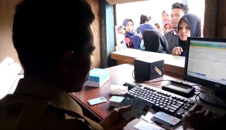 Pelayanan KTP-el di Kantor Disdukcapil Mubar. (Foto: Akhir Sanjaya/SULTRAKINI.COM)