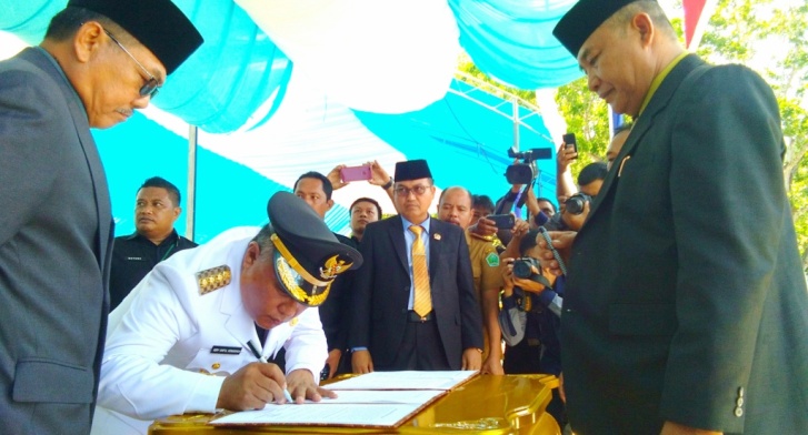 Bupati Konawe, Kery Saiful Konggoasa menandatangani berita acara sertijab di Kantor Bupati, Selasa (25/9/2018). (Foto: Mas Jaya/SULTRAKINI.COM)