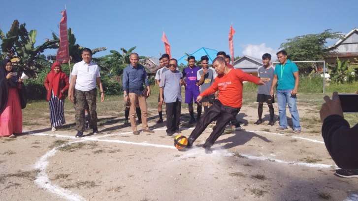 Tendangan bola perdana dari Rektor Unsultra, Andi Bahrun petanda dimulainya turnamen Piala Rektor Cup III, Sabtu (29/9/2018). (Foto: Hasrul Tamrin/SULTRAKINI.COM)