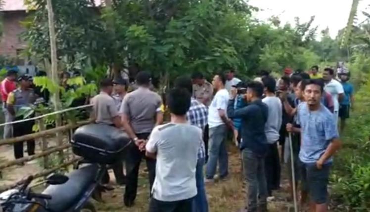 Situasi saat warga mengepung rumah didug pelaku pencurian di Kelurahan Anggoeya, Kecamatan Poasia, Kota Kendari, Minggu (2/9/2018), (Foto : Wayan Sukanta/SULTRAKINI.COM)