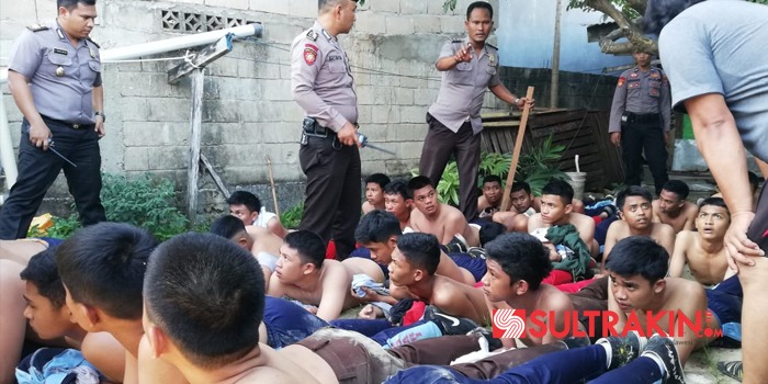 Puluhan pelajar SMA saat digiring oleh aparat Kepolisian, usai terlibat tawuran, Jumat (7/9/2018), (Foto : Wayan Sukanta/SULTRAKINI.COM)