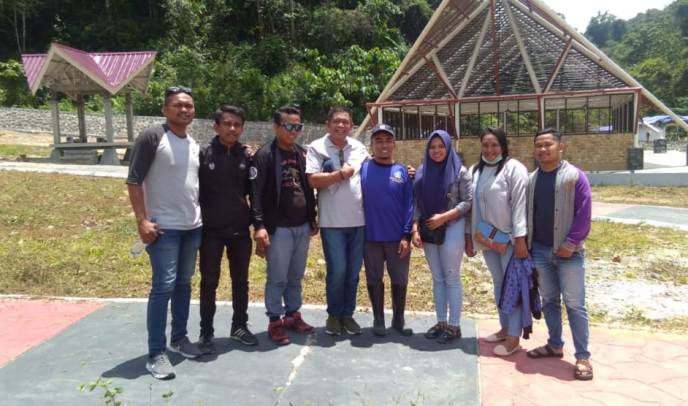 Ketua PHRI Sultra Hugua bersama Pengurus KJ3 Sultra saat berkunjung ke Kebun Raya Kendari, Minggu (9/9/2018). (Foto Istimewa).