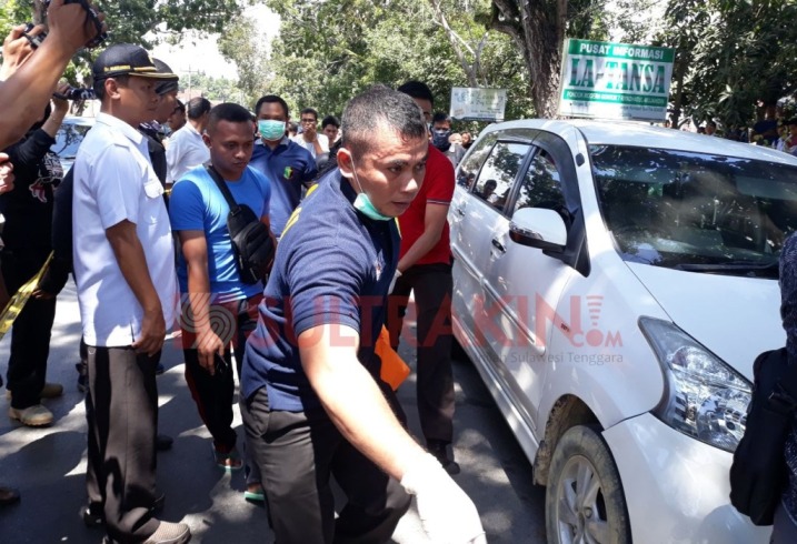 Korban saat pertama kali ditemukan di dalam sebuah mobil Avanza putih, Senin (10/9/2018), (Foto : Wayan Sukanta/SULTRAKINI.COM).