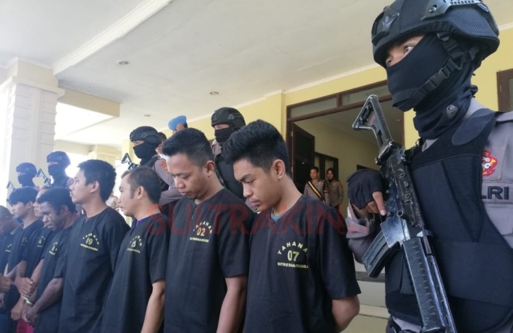 16 pengedar sabu saat diamankan di Mapolda Sultra, Rabu (12/9/2018), (Foto : Wayan Sukanta/SULTRAKINI.COM).