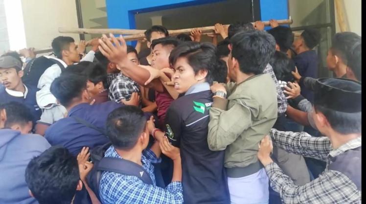Kericuhan yang terjadi di IAIN Kendari saat mahasiswa berunjuk rasa, Kamis (13/9/2018), (Foto : Wayan Sukanta/SULTRAKINI.COM)