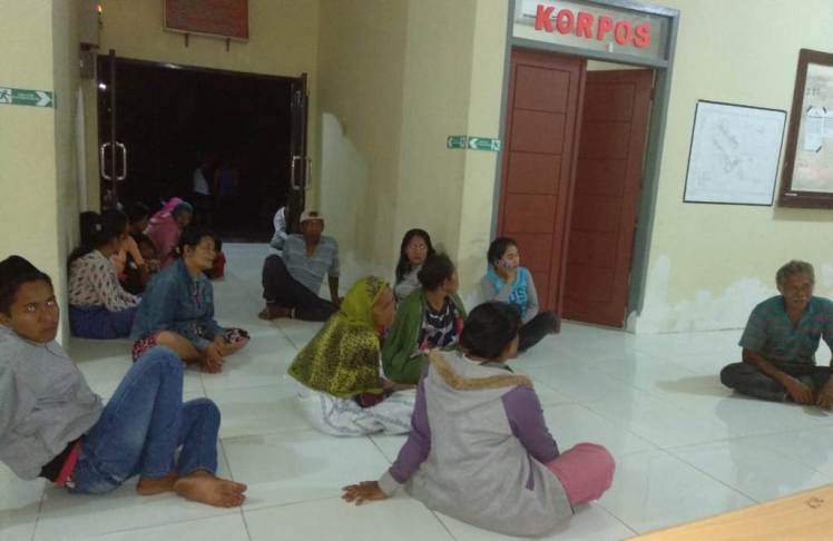 Keluarga Korban Terbakarnya M Fungka V, saat menunggu di Pos Sar Wakatobi. (Foto: Istimewa).