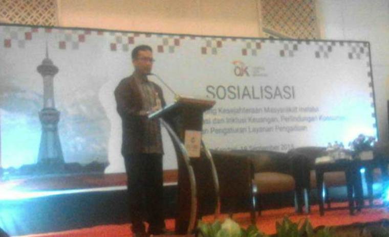 Kepala OJK Sultra, Fredly Nasution (tengah) saat memberikan sambutan saat sosialiasi perlindungan konsumen kepada para pelaku usaha jasa keuangan se-Sultra, Selasa (18/9/2018). (Foto:Rifin/SULTRAKINI.COM)