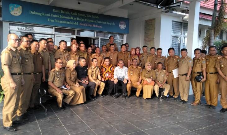 Foto bersama Tim Pencegahan KPK Wilayah Sulawesi Tenggara, Wakil Bupati Konsel Arsalim Arifin dan para kepala dinas, (Foto: Adryan Lusa/SULTRAKINI.COM)