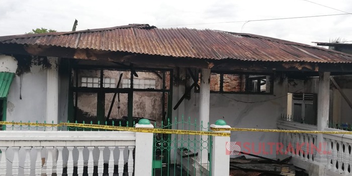 Kondisi terakhir rumah salah seorang warga di Jalan Bunga Kolosua, pasca kebakaran, Jumat (21/9/2018). (Foto : Wayan Sukanta/SULTRAKINI.COM)